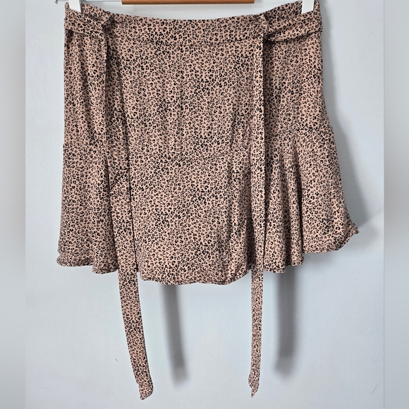 URBAN ROMANTICS Leopard Print Tan Rayon Skort With Bow Detail - Picture 2 of 6